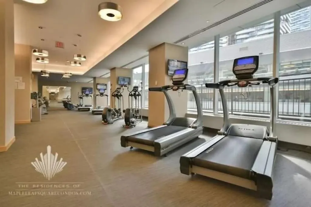 2-Bdrm And 1 Den 3 Bed Condo With 2 Bath - Walking Distance To Scotiabank Arena, Cn Tower, Union Station, Ripleys With Free Parking Toronto Canada