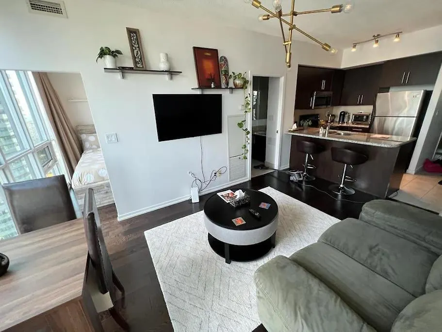 2-Bdrm And 1 Den 3 Bed Condo With 2 Bath - Walking Distance To Scotiabank Arena, Cn Tower, Union Station, Ripleys With Free Parking Toronto