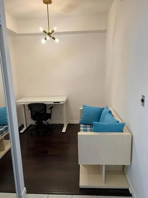 2-Bdrm And 1 Den 3 Bed Condo With 2 Bath - Walking Distance To Scotiabank Arena, Cn Tower, Union Station, Ripleys With Free Parking Toronto Canada
