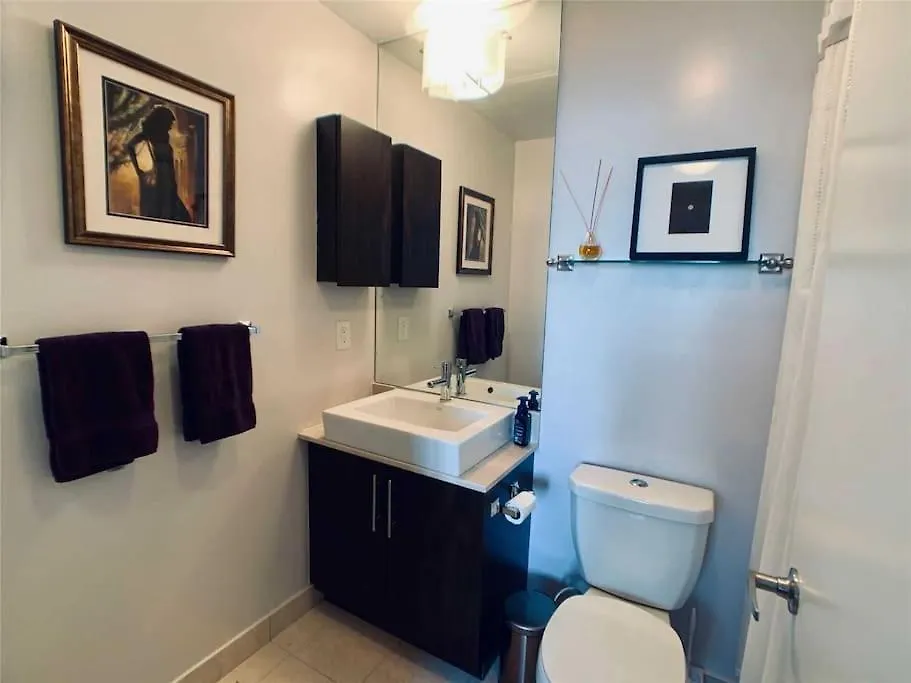 Appartement 2-Bdrm And 1 Den 3 Bed Condo With 2 Bath - Walking Distance To Scotiabank Arena, Cn Tower, Union Station, Ripleys With Free Parking Toronto