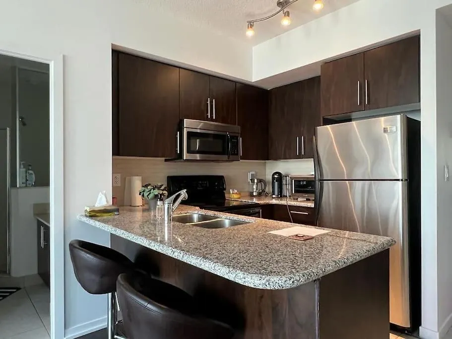 2-Bdrm And 1 Den 3 Bed Condo With 2 Bath - Walking Distance To Scotiabank Arena, Cn Tower, Union Station, Ripleys With Free Parking Toronto 0*,