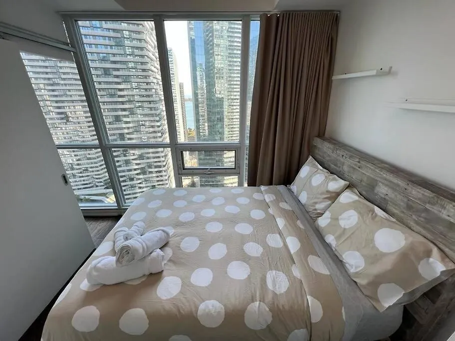 2-Bdrm And 1 Den 3 Bed Condo With 2 Bath - Walking Distance To Scotiabank Arena, Cn Tower, Union Station, Ripleys With Free Parking Toronto