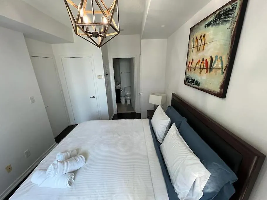 2-Bdrm And 1 Den 3 Bed Condo With 2 Bath - Walking Distance To Scotiabank Arena, Cn Tower, Union Station, Ripleys With Free Parking Toronto