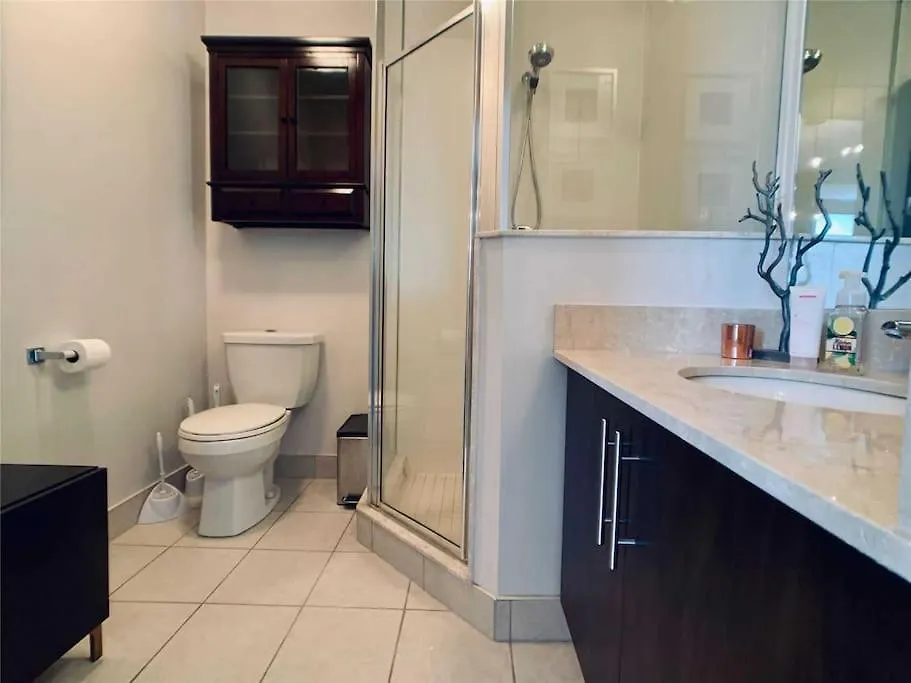 2-Bdrm And 1 Den 3 Bed Condo With 2 Bath - Walking Distance To Scotiabank Arena, Cn Tower, Union Station, Ripleys With Free Parking Toronto Appartement